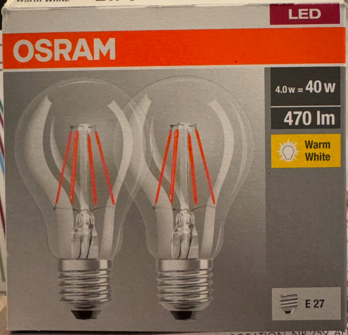 Förpackning med två Osram LED-lampor, 4.0W, 470 lumen, varmvit ljus, E27-sockel.