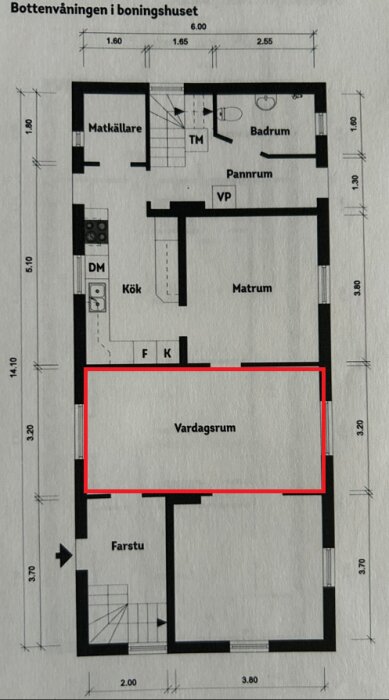 Planritning över bottenvåningen i en skånelänga, med vardagsrummet markerat i rött.