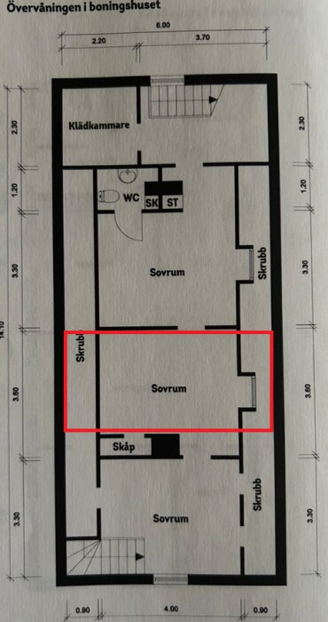 Planlösning av övervåningen i ett boningshus med rummet markerat i rött. Inkluderar klädkammare, sovrum och WC.