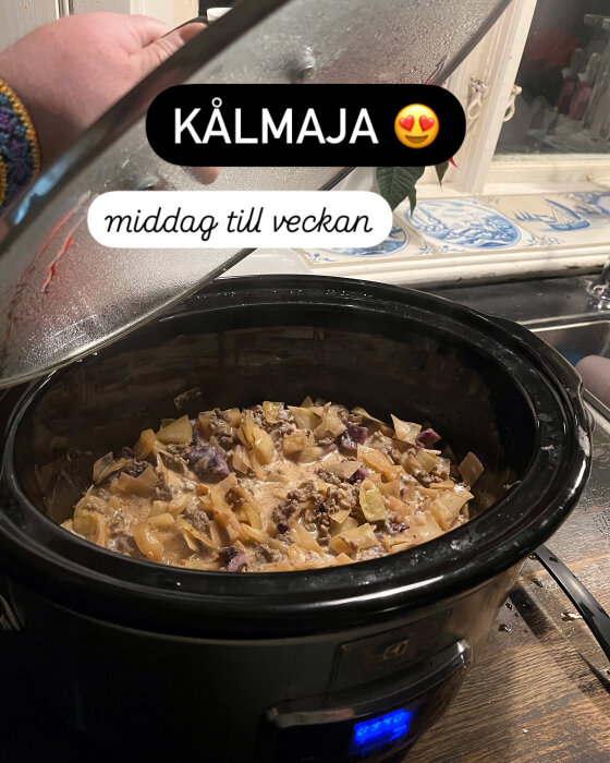 Slow cooker full med kålrätter som serveras till middag för veckan.