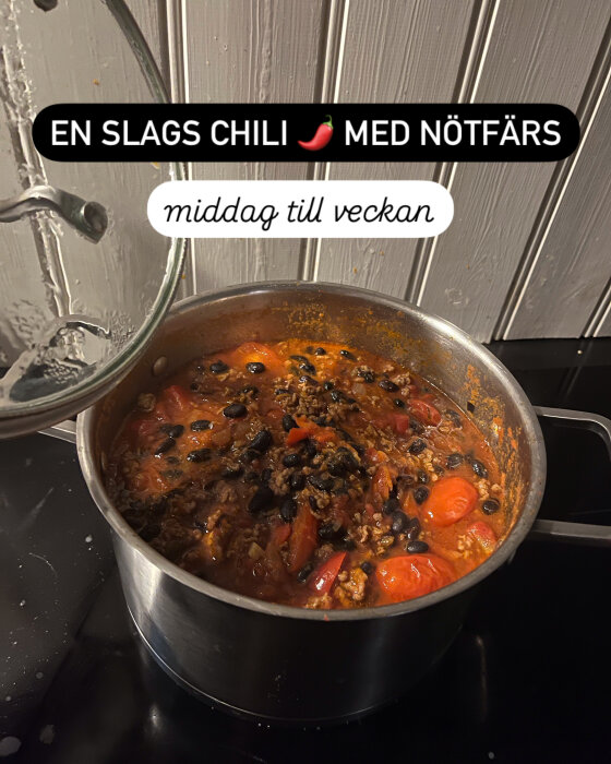 Gryta med nötfärschili, svarta bönor och tomater i kastrull på spis, med text "En slags chili med nötfärs" och "middag till veckan".