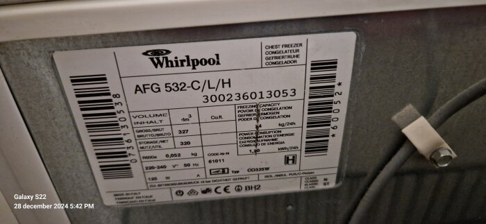 Etikett på frysboxen Whirlpool 535-c visar modellnummer och specifikationer.