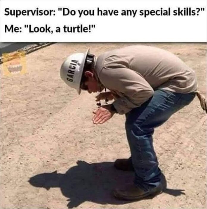 En person i arbetskläder och hjälm böjd framåt på en grusplan så att skuggan liknar en sköldpadda. Text ovanför: "Look, a turtle!