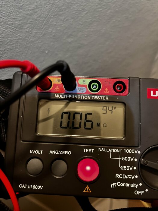 Multifunktionsmätare visar 0.06 megaohm vid test av isolationsresistans i en elkabel.