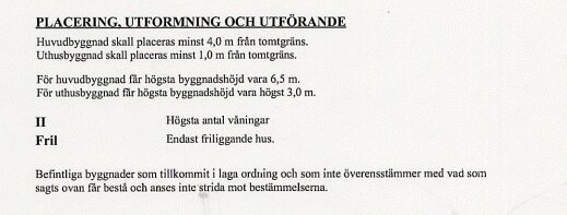 Placering och utformning av byggnader enligt detaljplan; avstånd från tomtgräns och max byggnadshöjd för huvudbyggnad och uthus redovisas.