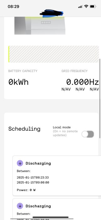 Skärmdump av en smart enhetsstatus som visar batterikapacitet 0 kWh, nätfrekvens 0.000Hz, och schemalagd urladdning.