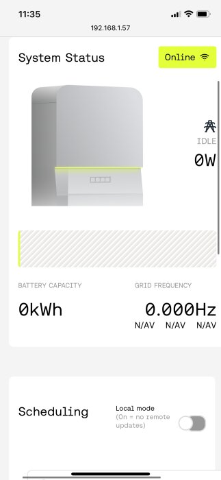 Bild av systemstatusskärm för en enhet; visar "Online", batterikapacitet 0kWh, nätfrekvens 0.000Hz, effekt 0W, lokal läge är avstängt.