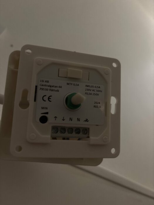 Elektrisk kopplingsenhet med grönt reglage och specifikationer för spänning och strömstyrka. Testad installation kopplat enligt diskussion men fungerar inte.