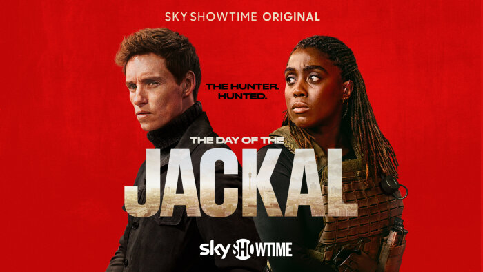 Filmaffisch för "The Day of the Jackal" med två personer mot röd bakgrund och texten "The Hunter. Hunted.