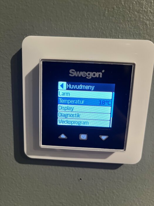 Swegon Casa Smart kontrollpanel visar huvudmeny med alternativ för larm, temperatur, display, diagnostik och veckoprogram.