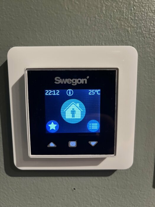 Digital display av en Swegon Casa ventilationssystem, visar klockslag 22:12 och temperatur 25°C, med hus-ikon i mitten.