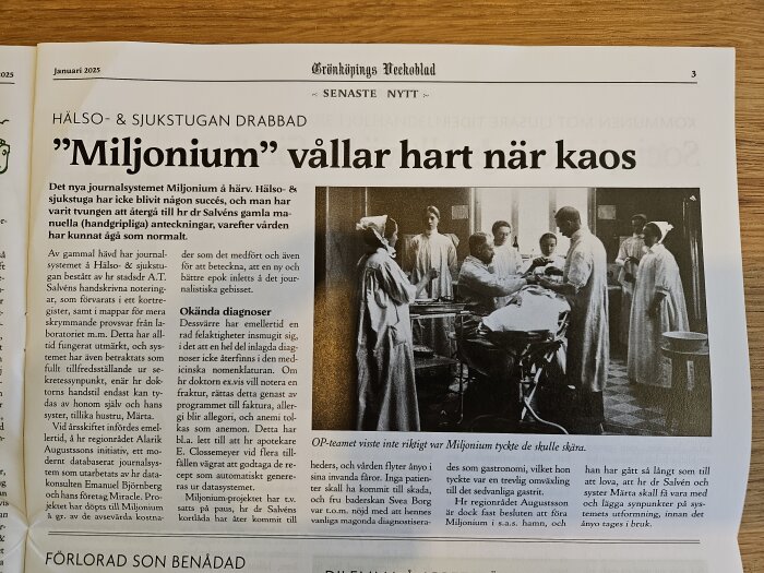 En grupp läkare och sjuksköterskor samlade runt en patient på en operationssal under tidigt 1900-tal.