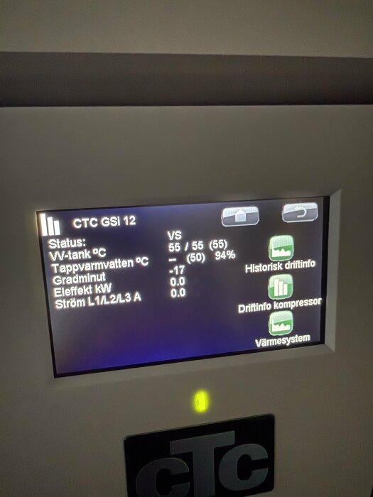 Bild på en CTC GSI 12 värmepumps display med inställningar såsom VV-tank, tappvarmvatten, gradminut och el-effekt.