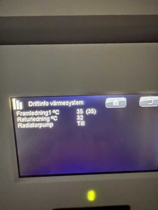 Skärm med bergvärme-inställningar visar framledningstemperatur 35°C, retledningstemperatur 32°C och att radiatorpumpen är på.