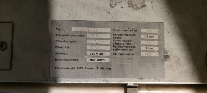 Metallplatta med specifikationer för en alfa-panna från 1986, inklusive effekt 25 kW, ström 380 V, volym 180 liter, från TMV-Pannan Trelleborg.