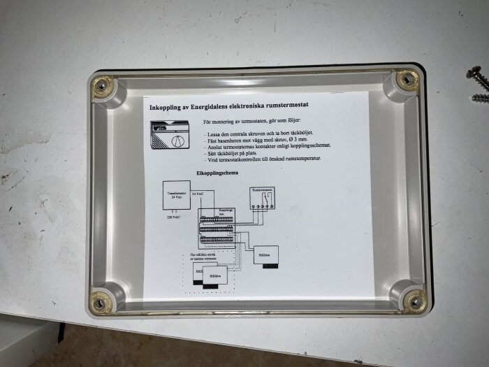 Text och inkopplingsschema för Energidalens elektroniska rumstermostat i en central.