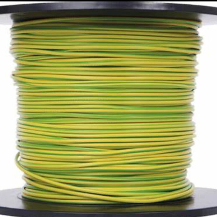 En spole med grön/gul elektrisk kabel.