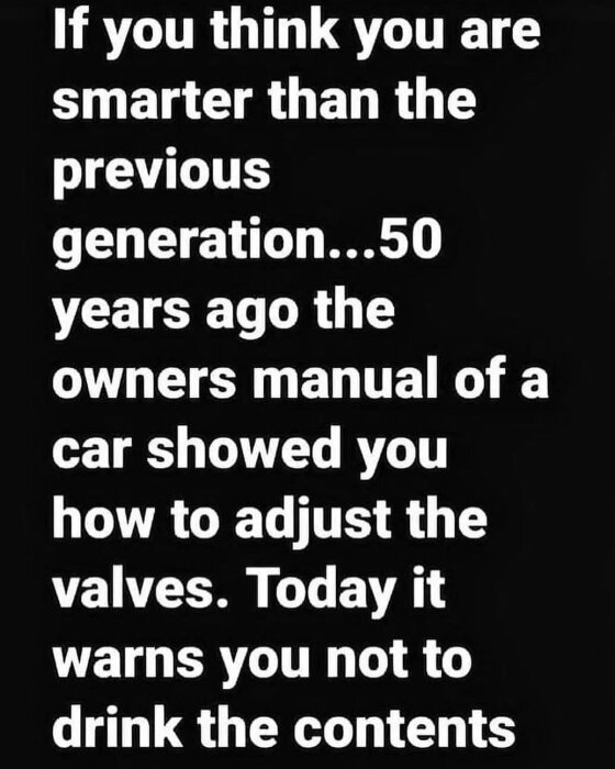 Textbild med ett humoristiskt citat om generationsskillnader i bilinstruktionsböcker. 50 år sedan instruktioner för ventiljustering, idag varning för att inte dricka innehållet.
