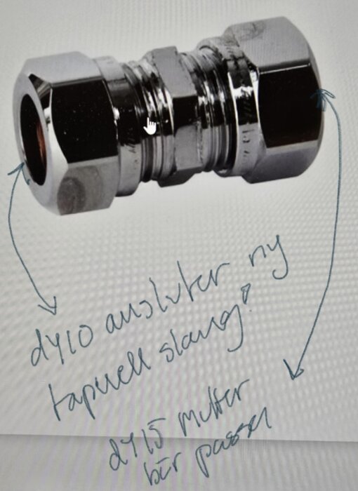 Kromad klämringskoppling med dimensionerna DY15xDY10, åtföljd av handskrivna anteckningar om anslutning och passform till ny Tapwell-slang.