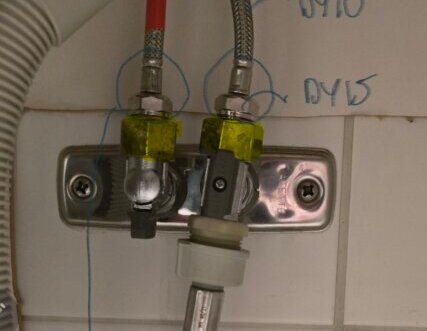 Klämringsändar från Vatette monterade på vägg, markerade med gula övergångar som ska tas bort enligt instruktioner.