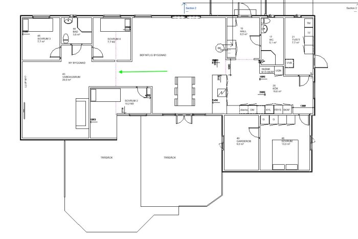 Planlösning som visar en byggnad med vardagsrum, sovrum, kök och ombyggda rum. Garaget verkar ha omvandlats till bostadsutrymme.