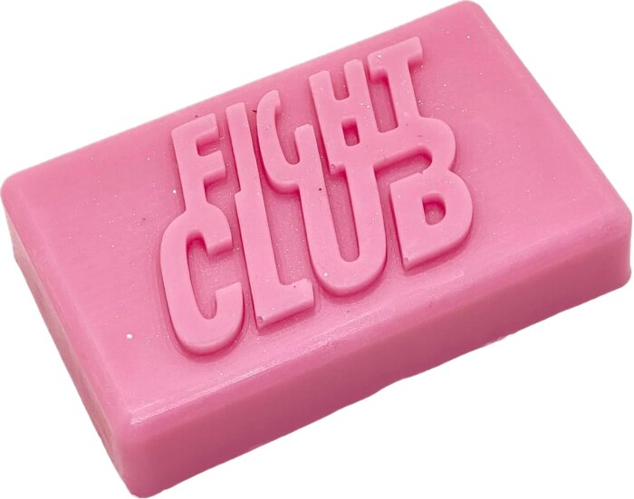 En rosa tvål med texten "Fight Club" ingraverad.