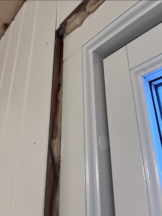 Fönster med nytt klackfoder och panelskivor på väggen, visar ökat djup från panel till fönster; sökning efter bästa inkapslingslösning.
