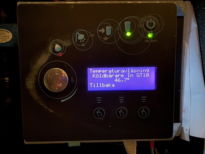 Displayen på en värmepump visar "Temperaturavläsning Köldbärare In GT10 46,7°".