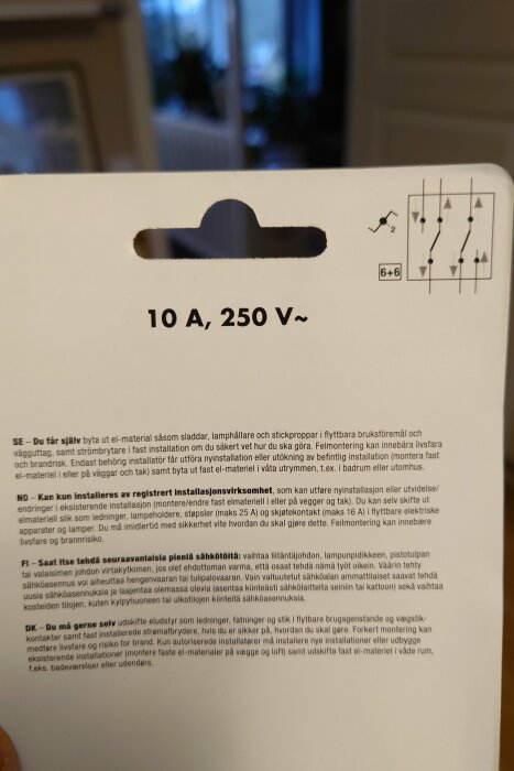 Förpackning för elmaterial, märkt 10 A, 250 V, med textinstruktioner på flera språk för installation av sladdar och lampor.