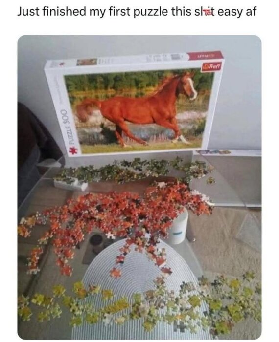 Pusselskrift på bord visar en oassamblerad bild av en brun häst från en pussellåda, där hästen är färdig på pusselboxen.