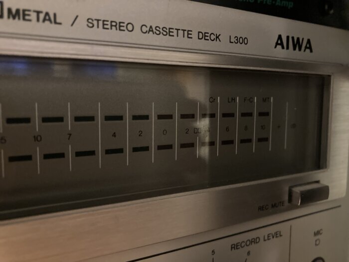 Old school AIWA stereo cassette deck med logotype synlig, fokus på mätarna och knapparna.