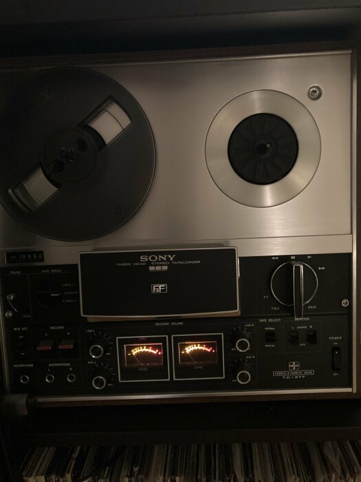 Rullbandspelare Sony TC-377 med analoga knappar och mätare, en del av ljudutrustning som renoverats med nya drivremmar och service.