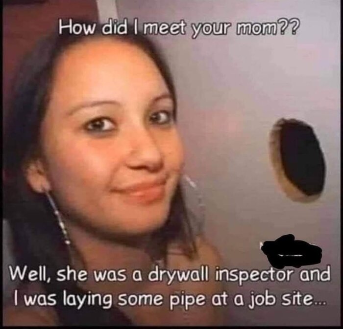 En kvinna ler brett mot kameran. Bredvid henne finns ett runt hål i väggen. Text på bilden skämtar om möte på en byggarbetsplats.