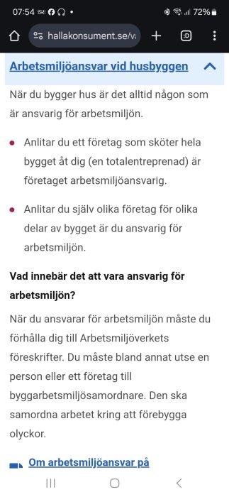 Skärmbild av hallakonsument.se som beskriver arbetsmiljöansvar vid husbyggen, inklusive totalentreprenadens ansvar och individens ansvar vid delad upphandling.