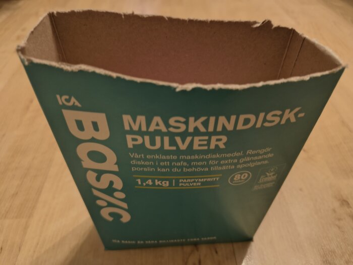 Kartong med ICA Basic maskindiskpulver, parfymfri, för 80 diskningar, Ecolabel-certifierad.