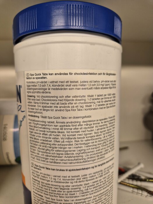 Förpackning med Spa Quick Tabs för chockdesinfektion av spavatten, innehåller doseringsinstruktioner och varningar på etiketten.