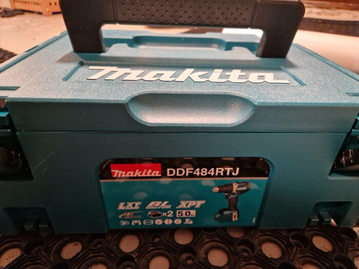 Makita DDF484RTJ verktygslåda med reklametext och logotyp, handtag upptill, tydliga produktmärken och specifikationer. Finns i Nacka för upphämtning.