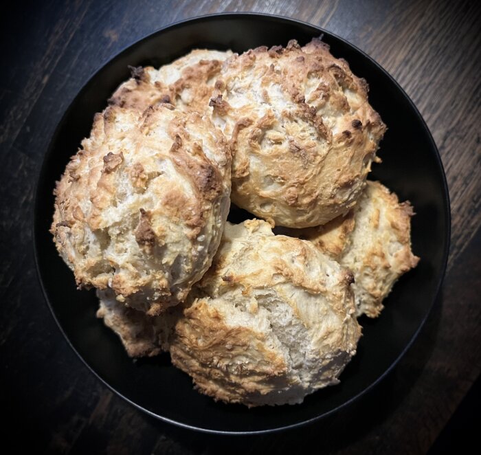 Hemgjorda scones på ett fat, bakade med rågsikt och olja istället för smör, ser gyllene och krispiga ut.
