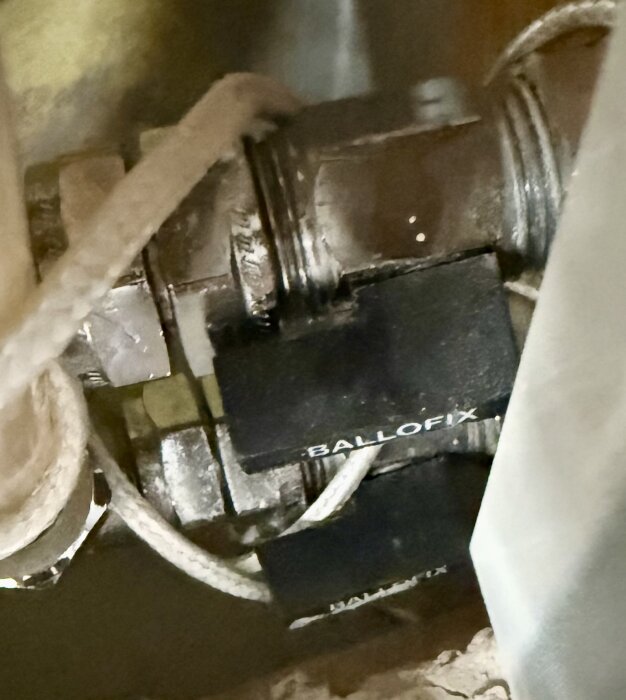 Närbild av en läckande ballofix-koppling, där problemet uppstår vid vridning när ventilen öppnas eller stängs.