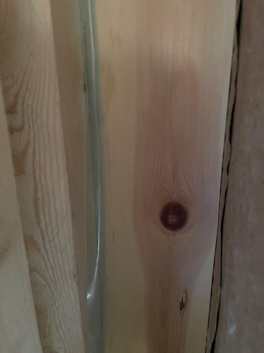 Närbild av två träreglar med en ångbroms synlig emellan, använd i byggprojekt för att sammanfoga gammal och ny ångbroms.