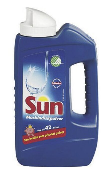 Blå plastflaska med Sun Maskindiskpulver etikett, visar vinande glas, miljömärkning och text om upp till 42 diskar.