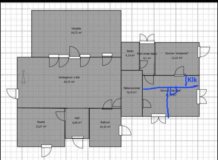 Planritning av ett hus med sovrum, vardagsrum och kök. Två små sovrum planerade nära fönster, noterade diskussionspunkter om möblering.