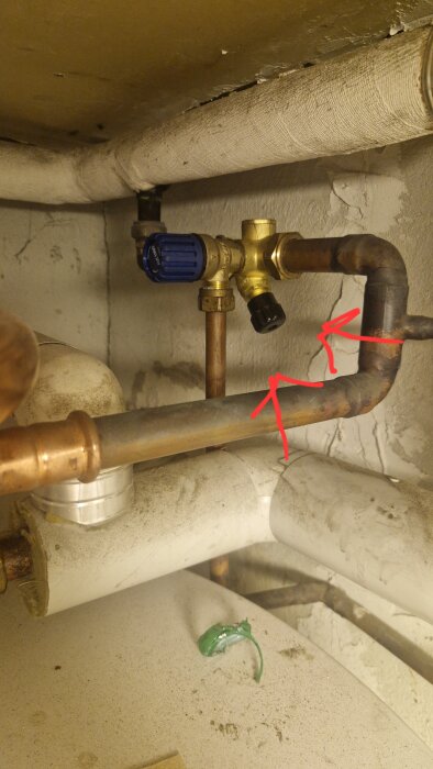 VVS-installation med blå övertrycksventil och svart ventil, rör kopplade till varmvattenberedare, fråga om ventilen ska vara åtdragen eller öppen.