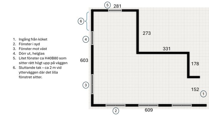 Planritning av vardagsrum i sommarstuga på 30 m² med märkta områden för fönster, dörr och sluttande tak. Skala: varje ruta 20x20 cm.