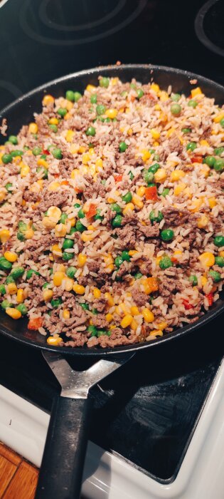 Stekt ris med köttfärs, ärtor och majs i stekpanna, en 80-tals klassiker.