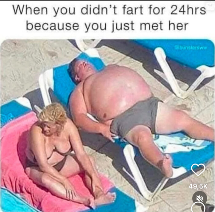 Två personer i badkläder ligger och solar på solstolar på en strand.