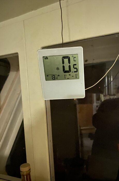 Termometer visar 0,5 grader Celsius inomhus, kabel ansluten.