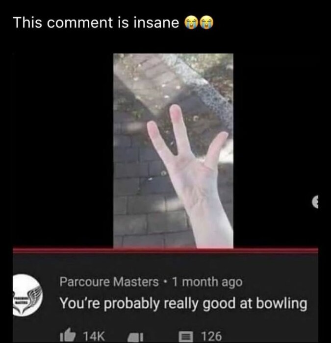 Hand med fyra utsträckta fingrar utomhus, textkommentar "You're probably really good at bowling" och emojis med skrattande ansikte.