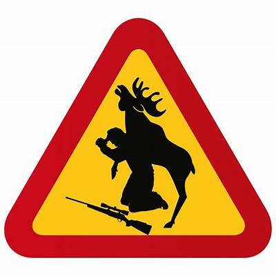 Triangulär skylt med röd kant visar en siluett av en jägare knästående med gevär och en älg, humoristisk varning för pågående jakt.