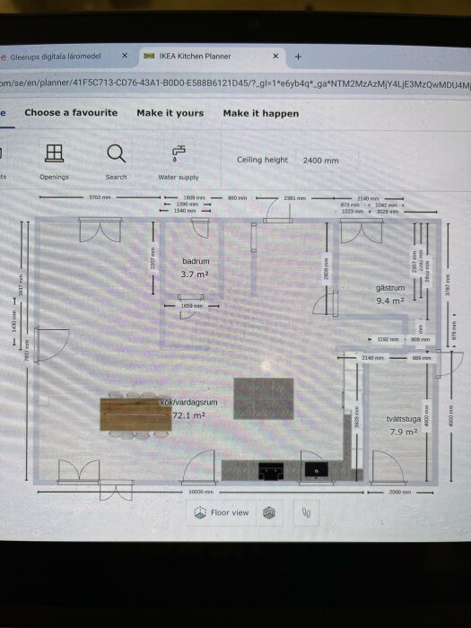 Planskiss av en 1,5 plans villa med badrum, gästrum och kök/vardagsrum markerade, från IKEA Kitchen Planner.